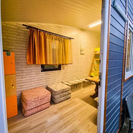 Tiny Houses In The Garden Campulung Moldovenesc Exterior photo